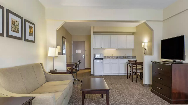 Comfort Suites Maingate East